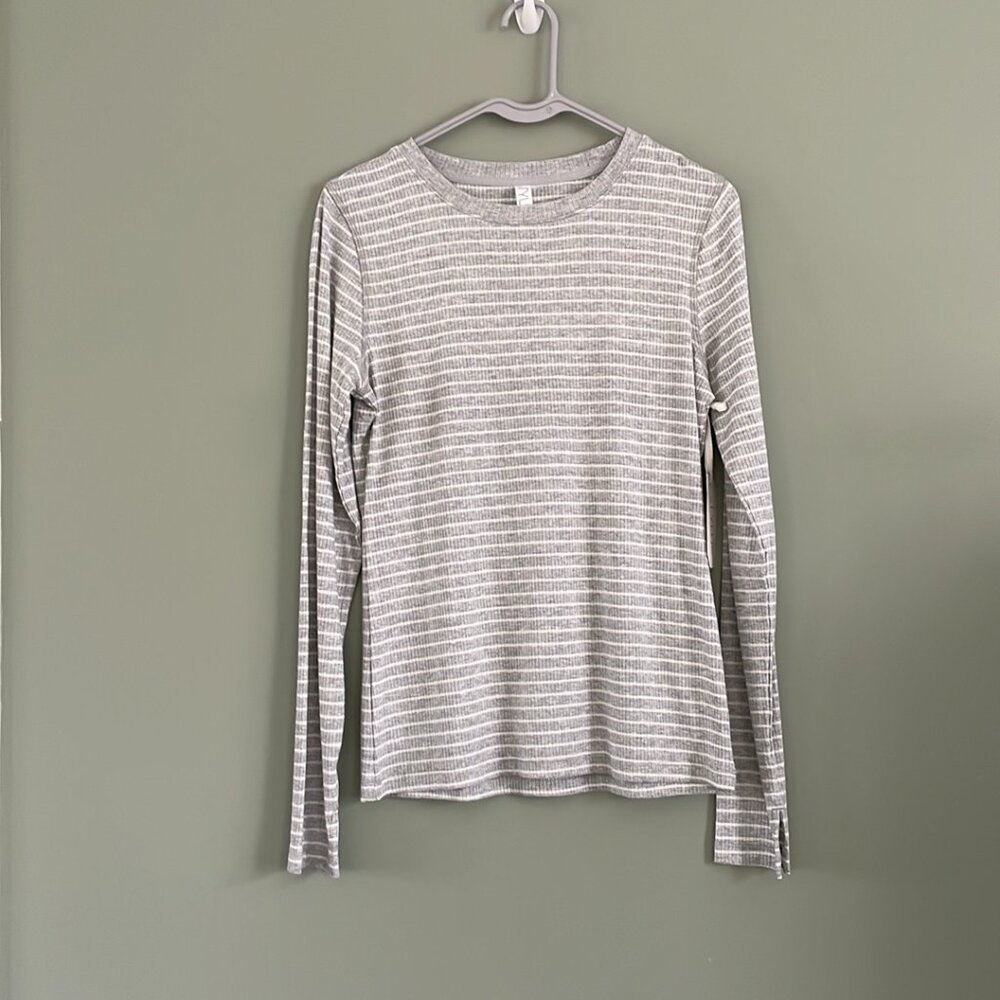 Stylus Women's M Gray/White Striped Top NWT C-36" L-24" S-25"